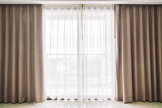 Cortinas blackout y sheer en una ventana